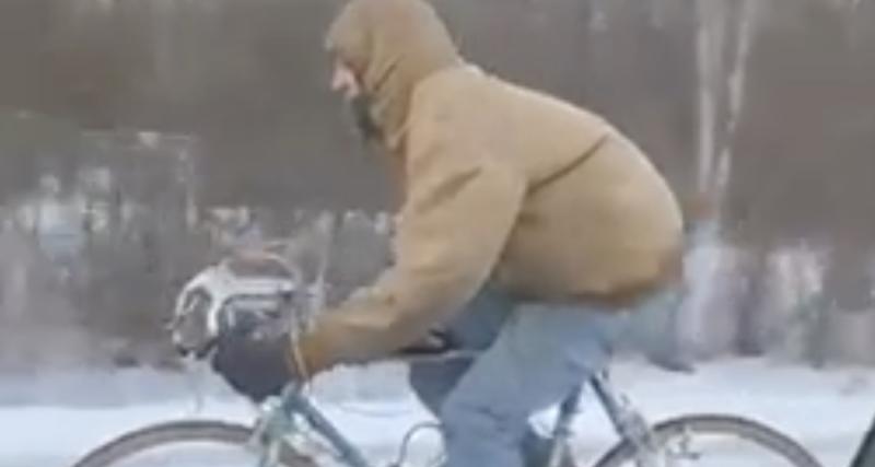  - Ce cycliste tente de rivaliser avec une voiture sous la neige et le verglas, ça finit dans le fossé