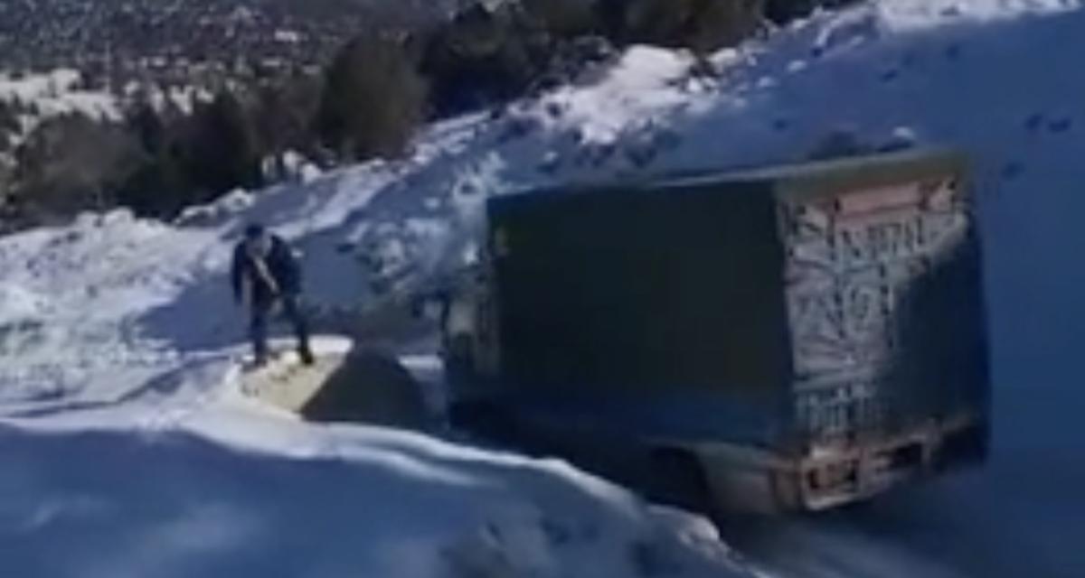 VIDEO - Une descente enneigée, un camion sans pneus adaptés, ça ne pouvait que mal tourner