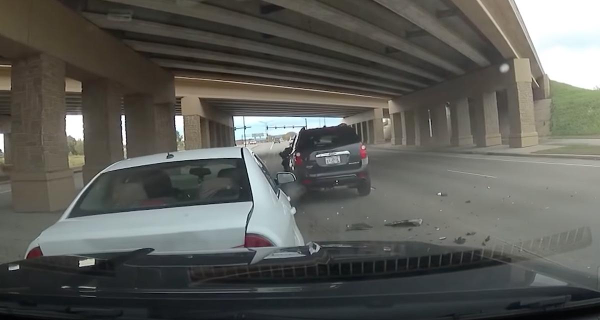 VIDEO - Après s'être fait percuter par-derrière sur l'autoroute, ce policier gère la situation avec brio