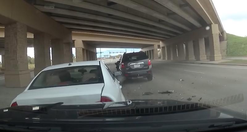  - VIDEO - Après s’être fait percuter par-derrière sur l'autoroute, ce policier gère la situation avec brio