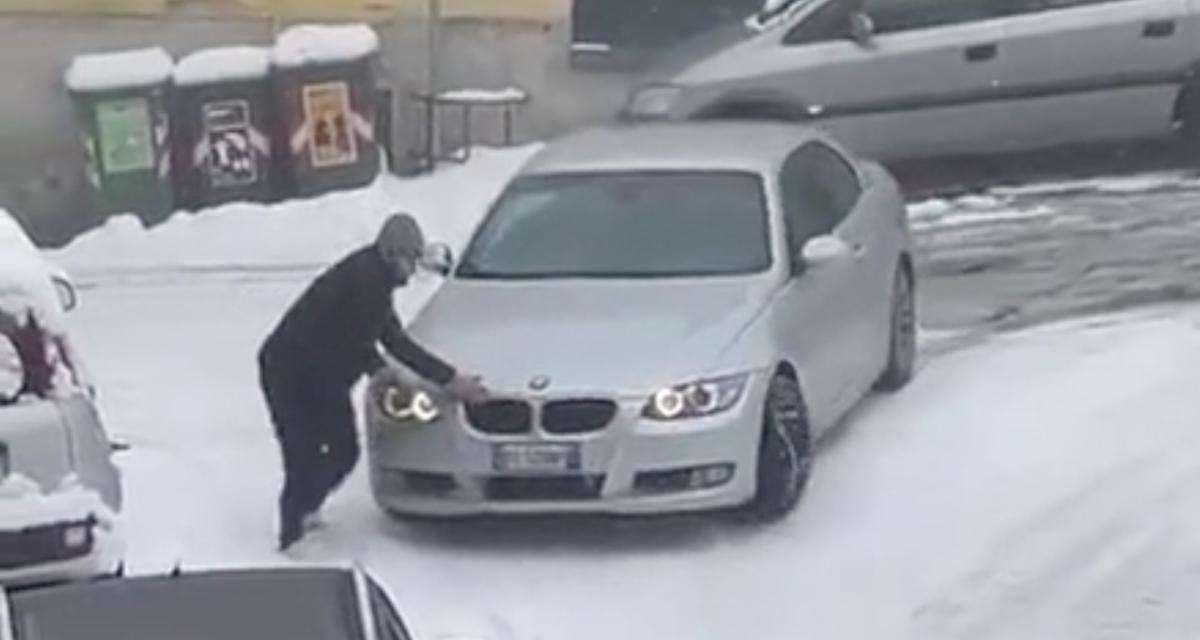 VIDEO - Coincée dans la neige, cette BMW ne s'en sort pas