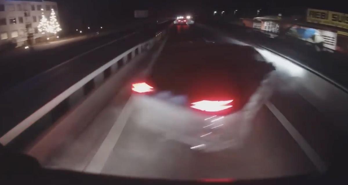 VIDEO - L'autoroute passe à une voie, il tente quand même de doubler