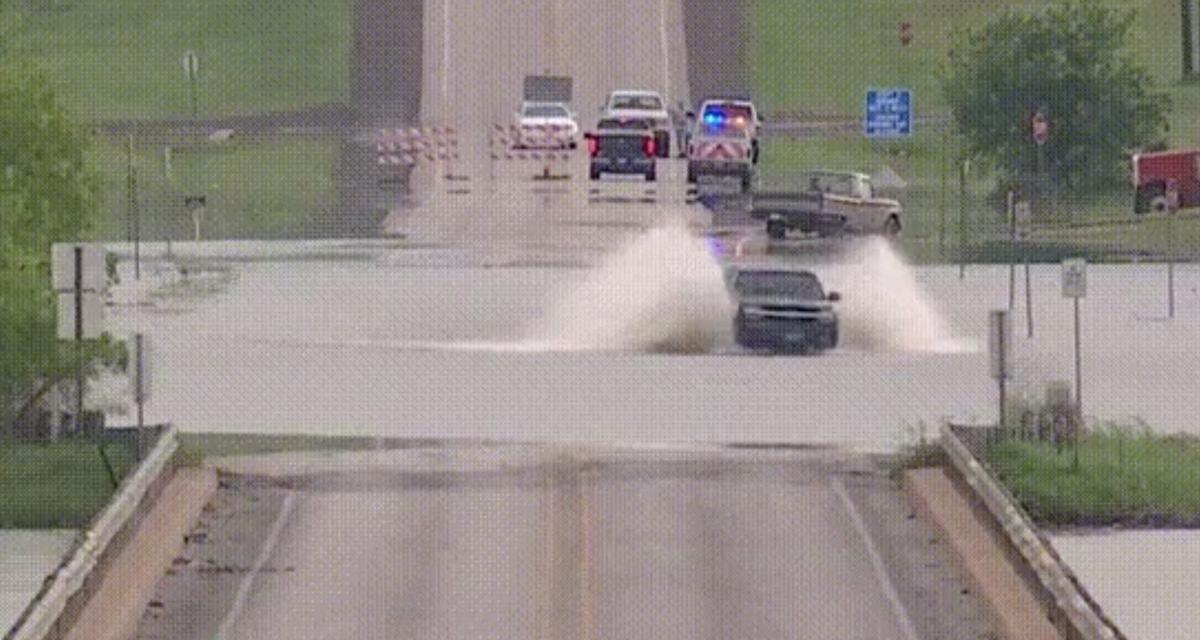 VIDEO - Ce pick-up tente la traversée d'une route inondée, son conducteur finit à la nage