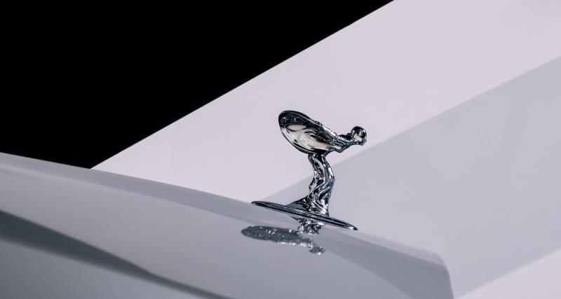 Rolls-Royce réinvente son emblème Spirit of Ecstasy avant la sortie de son premier modèle électrique - La nouvelle version du "Spirit of Ecstasy"