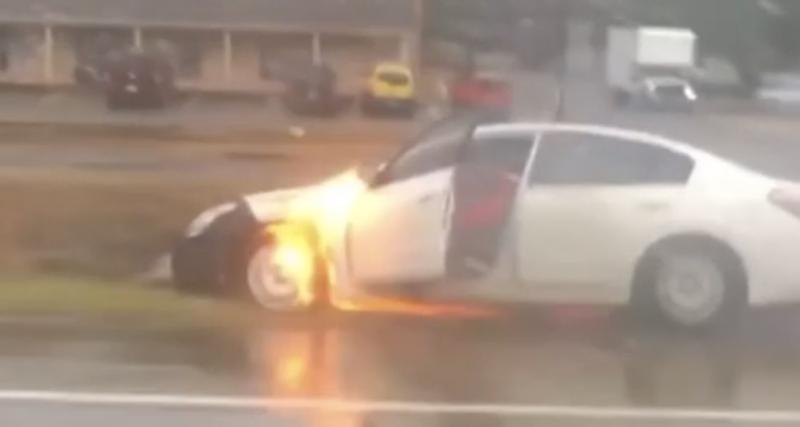  - VIDEO - Sa voiture prend feu pendant le trajet, il saute de cette dernière en marche !