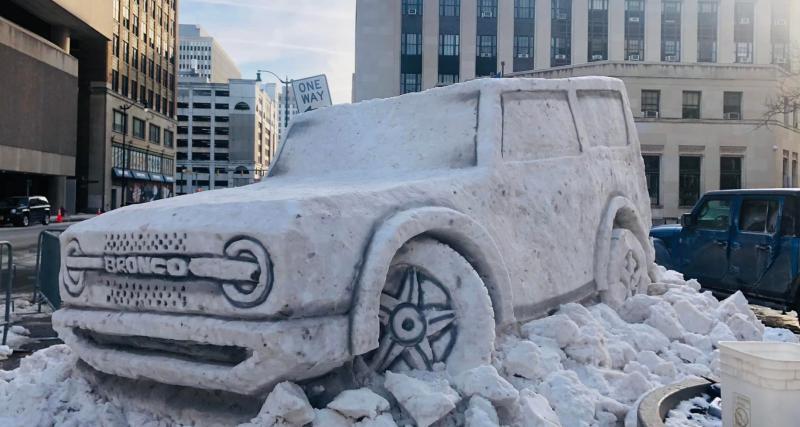  - Cet artiste a passé 4 jours dans le froid de l’hiver nord-américain pour sculpter ce Ford Bronco