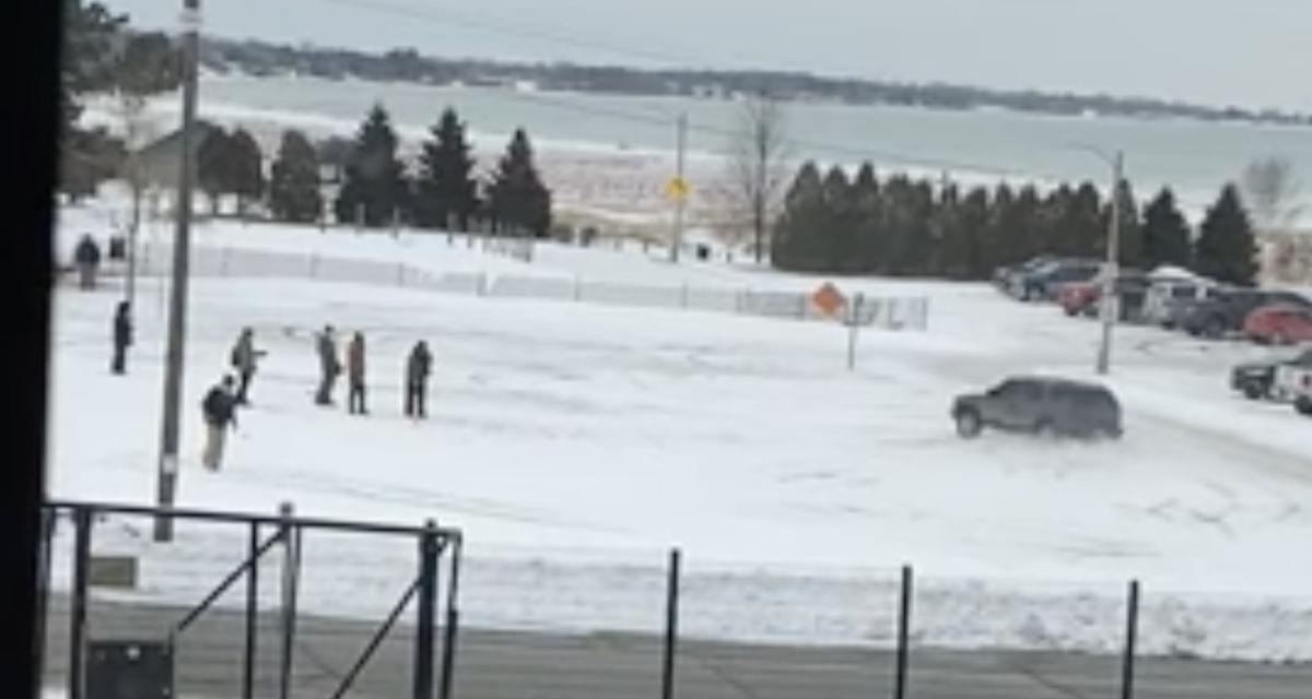 VIDEO - Ce 4x4 s'amuse sur un parking plein de neige, heurte un pylône... et prend la fuite
