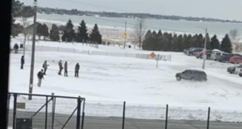  - VIDEO - Ce 4x4 s’amuse sur un parking plein de neige, heurte un pylône… et prend la fuite