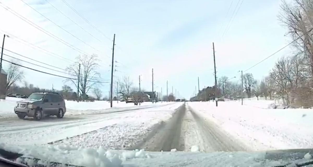 VIDEO - Sur une route enneigée, cet automobiliste n'a pas trouvé mieux à faire qu'une longue marche arrière