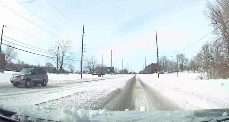  - VIDEO - Sur une route enneigée, cet automobiliste n’a pas trouvé mieux à faire qu’une longue marche arrière