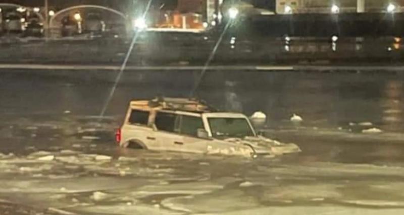  - Le conducteur ignore les panneaux “route fermée”, son Ford Bronco termine dans un lac gelé