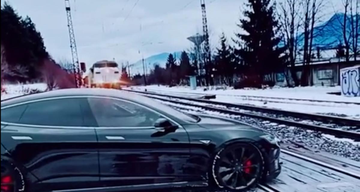VIDEO - Cette Tesla se fait littéralement écraser comme une crêpe par un train