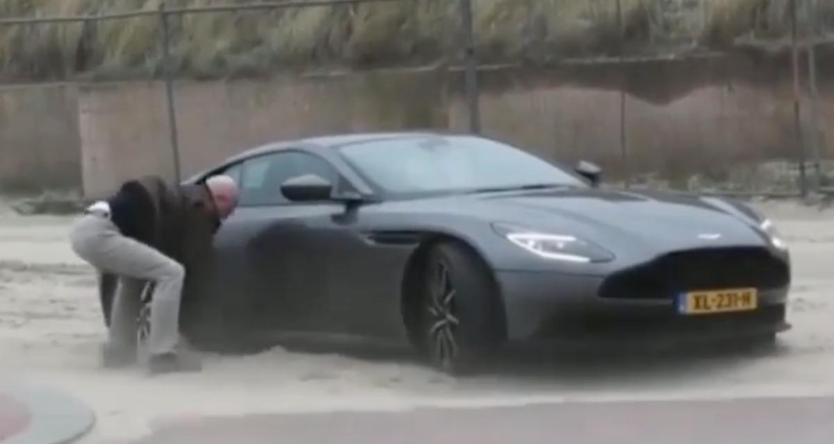 Cette Aston Martin est coincée à cause d'une faible quantité de sable, la situation est un peu ridicule
