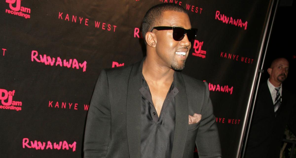 Kanye West débarque au drive de McDonald's dans un drôle d'engin pour cette pub du Super Bowl