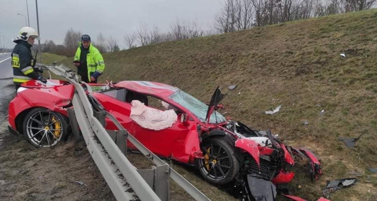 Cette Ferrari est si basse qu'elle est passée sous la barrière de sécurité