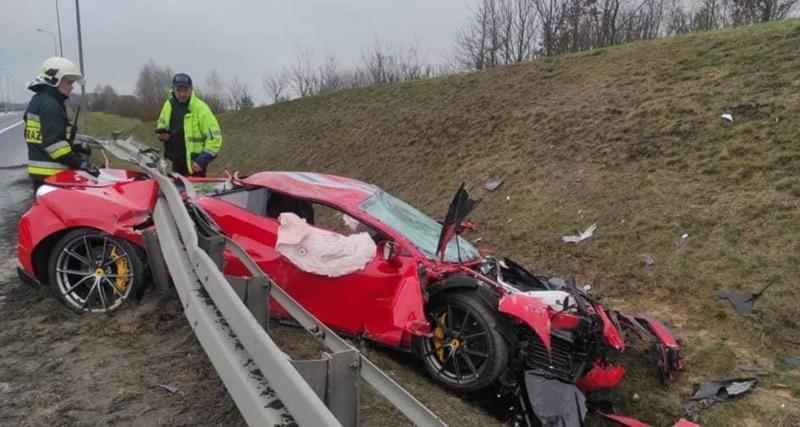 - Cette Ferrari est si basse qu'elle est passée sous la barrière de sécurité