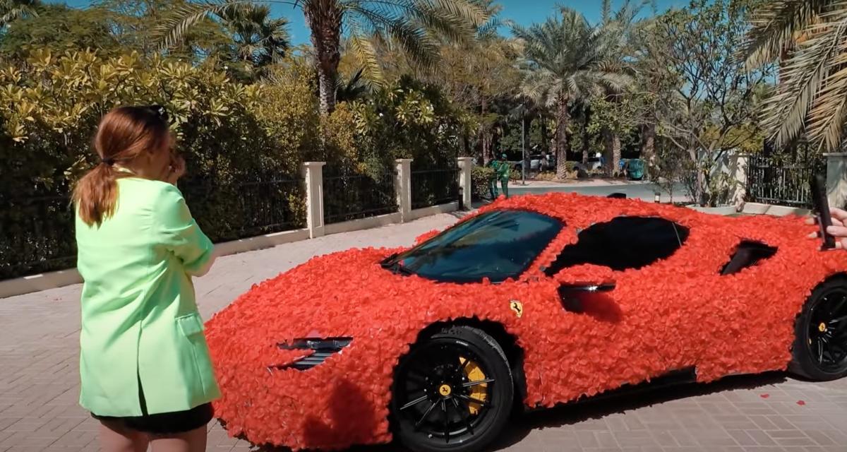 Une Ferrari couverte de 30 000 pétales de roses, le meilleur cadeau pour une Saint Valentin réussie ?
