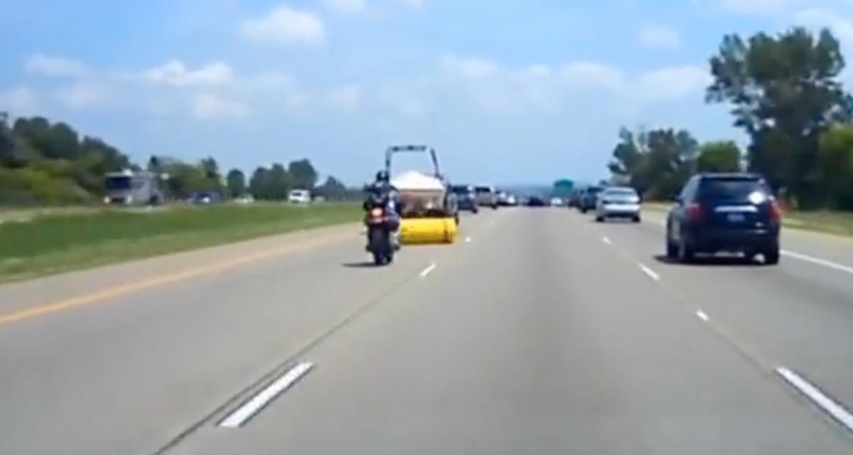 VIDEO - Sacrée gamelle sur l'autoroute pour ce motard