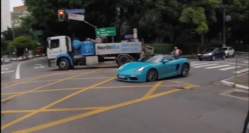  - VIDEO - Le conducteur de cette Porsche se fait une belle frayeur dans cette intersection