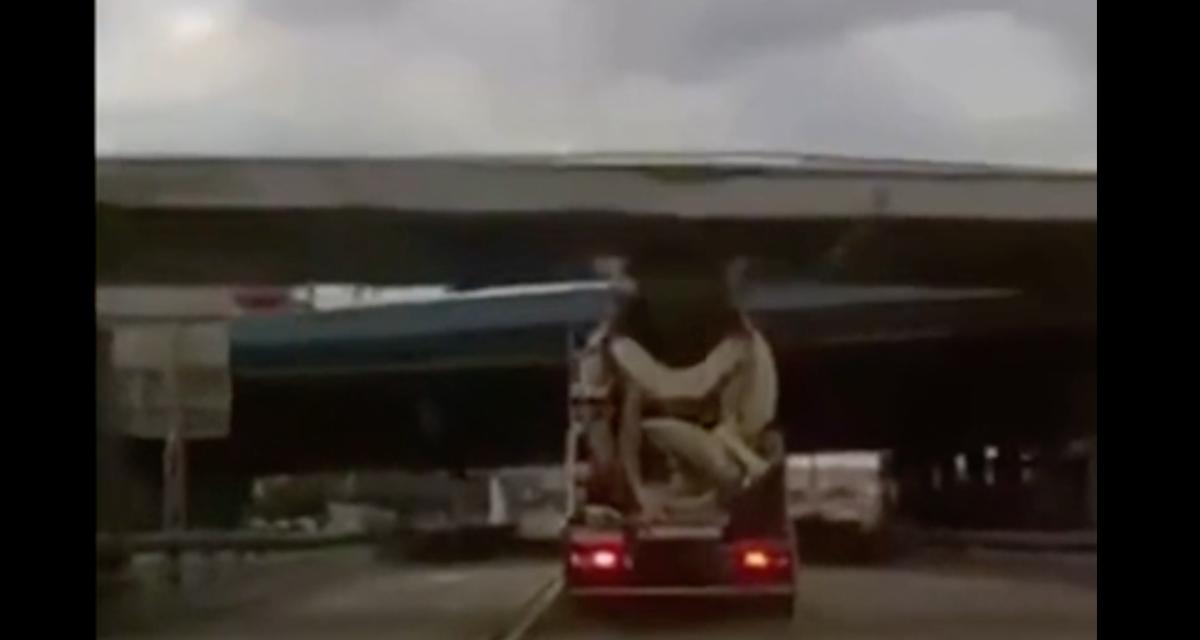VIDEO - Le camion devant lui heurte le pont, celui-ci s'effondre sur sa voiture