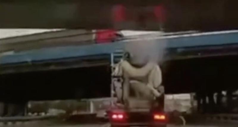 - VIDEO - Le camion devant lui heurte le pont, celui-ci s'effondre sur sa voiture