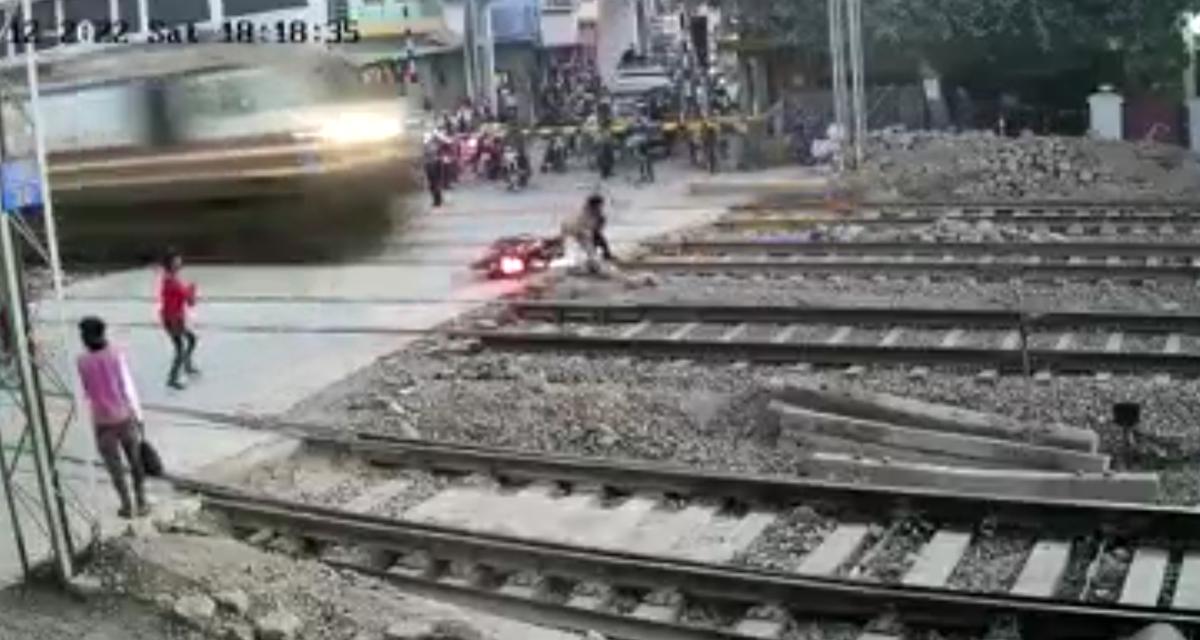 VIDEO - En chutant au mauvais moment, ce motard a eu très chaud !