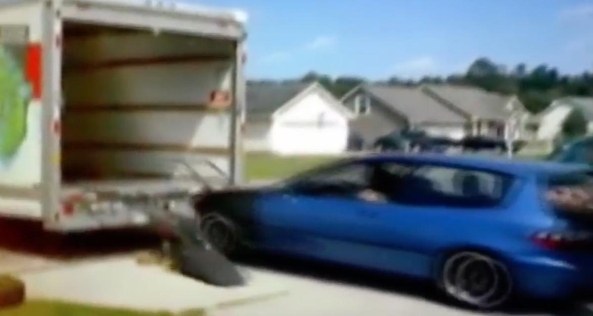Ce conducteur veut faire monter sa voiture dans un camion, sa tentative est désastreuse