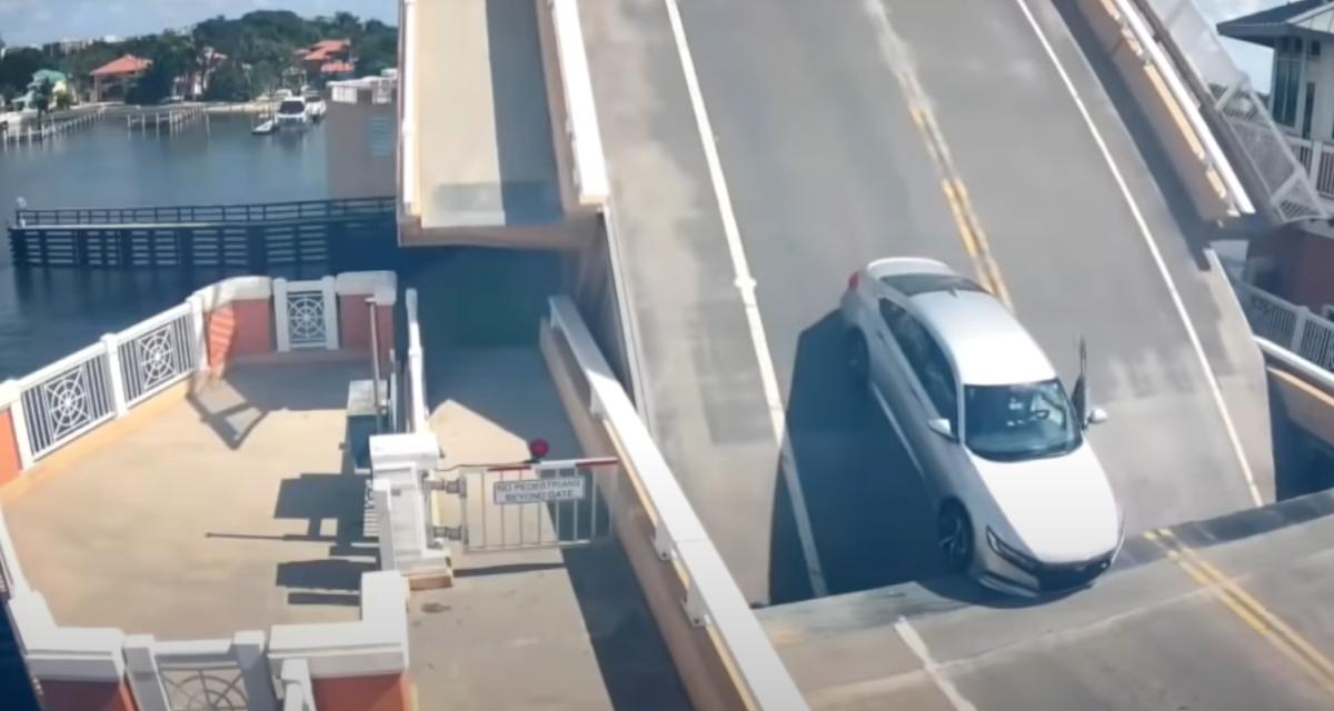 Cet automobiliste s'est fait une peur bleue avec la levée du pont alors qu'il était dessus