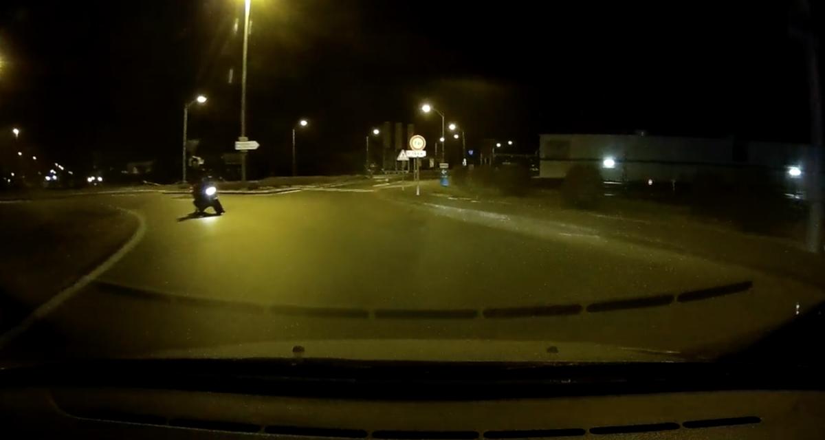 VIDEO - Il se fait une belle frayeur en croisant un scooter en sens inverse dans un rond-point