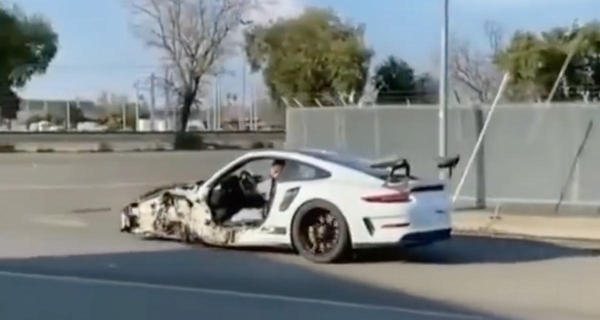 VIDEO - Bien que réduite à l'état d'épave, cette Porsche roule toujours