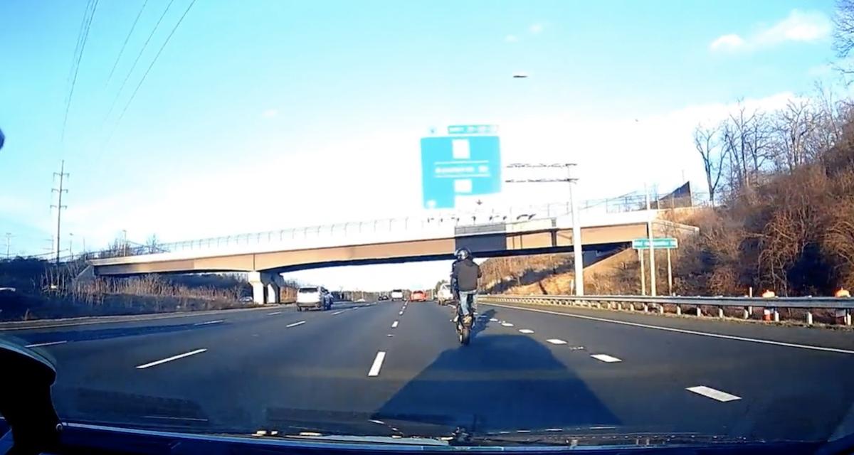 VIDEO - Ce motard tente sûrement de battre le record de la roue arrière la plus longue sur autoroute