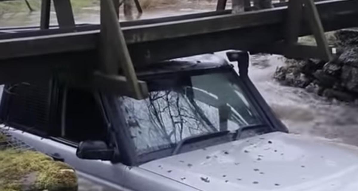 Ce Land Rover en excursion finit coincé dans une rivière, le conducteur l'abandonne