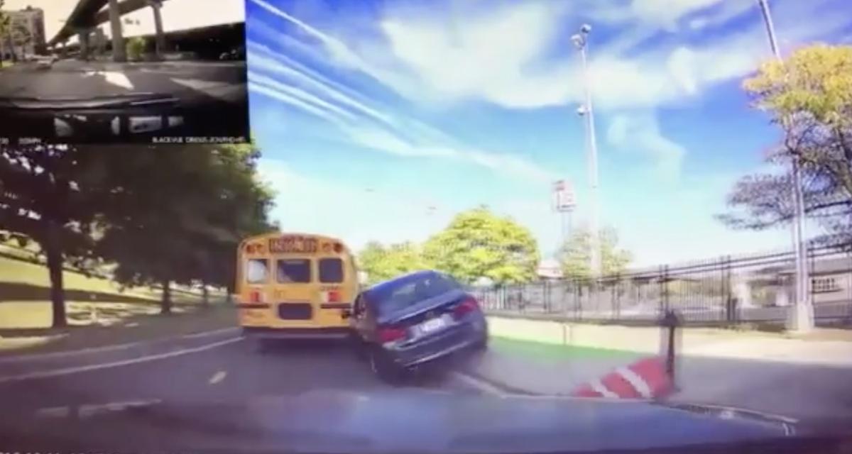 VIDEO - Ce chauffard se retrouve piégé après avoir voulu doubler n'importe comment