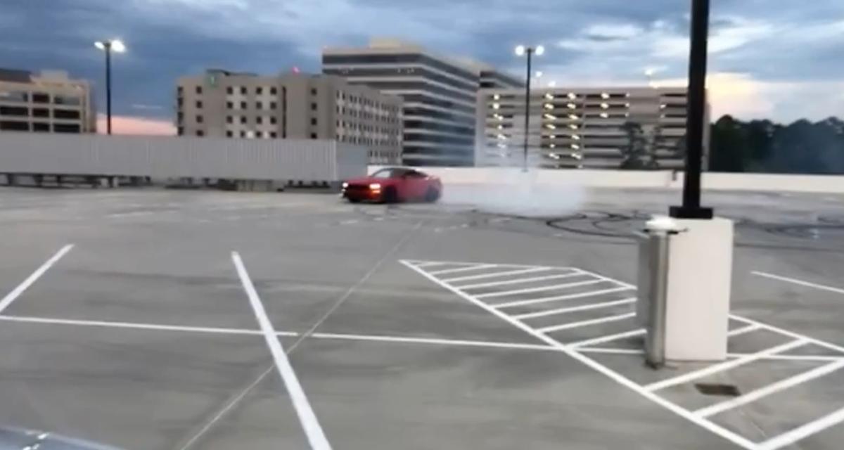 Il frime sur un parking vide mais sa session de drifts se termine contre un pylône