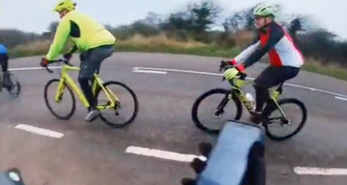 VIDEO - Ces cyclistes sont pleins d'humour au moment de dépasser un motard arrêté