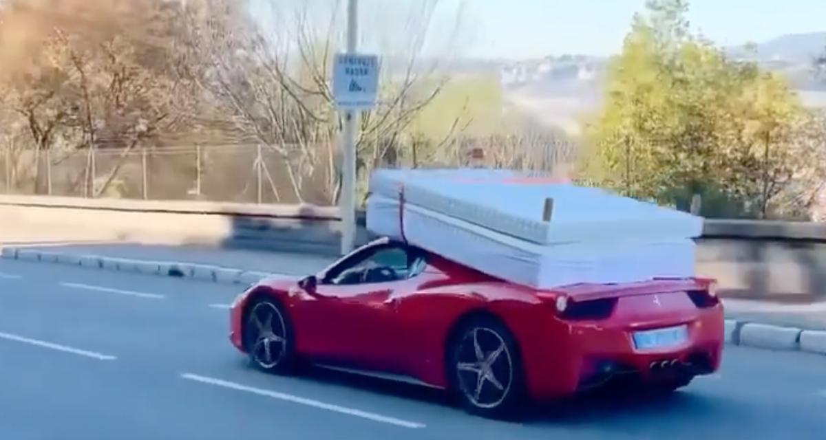 VIDEO - Un sommier et un lit transporté en Ferrari, c'est un peu rock'n roll mais ça fonctionne