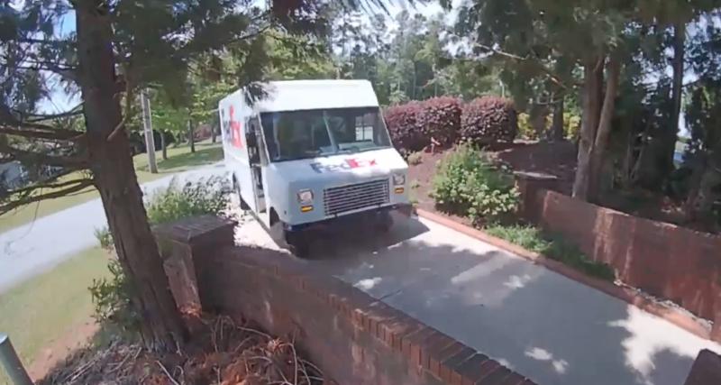  - On espère que ce livreur FedEx est plus soigneux avec nos colis qu'avec son camion