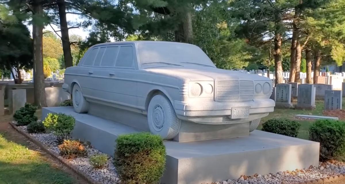 Une Mercedes en granite au-dessus d'une tombe : le hommage poignant d'un Américain à son petit frère décédé