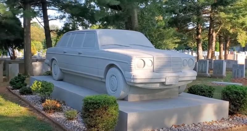  - Une Mercedes en granite au-dessus d’une tombe : l'hommage poignant d’un Américain à son petit frère décédé