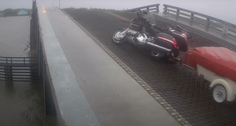 - Ce motard a bien failli faire le grand saut par-dessus ce pont