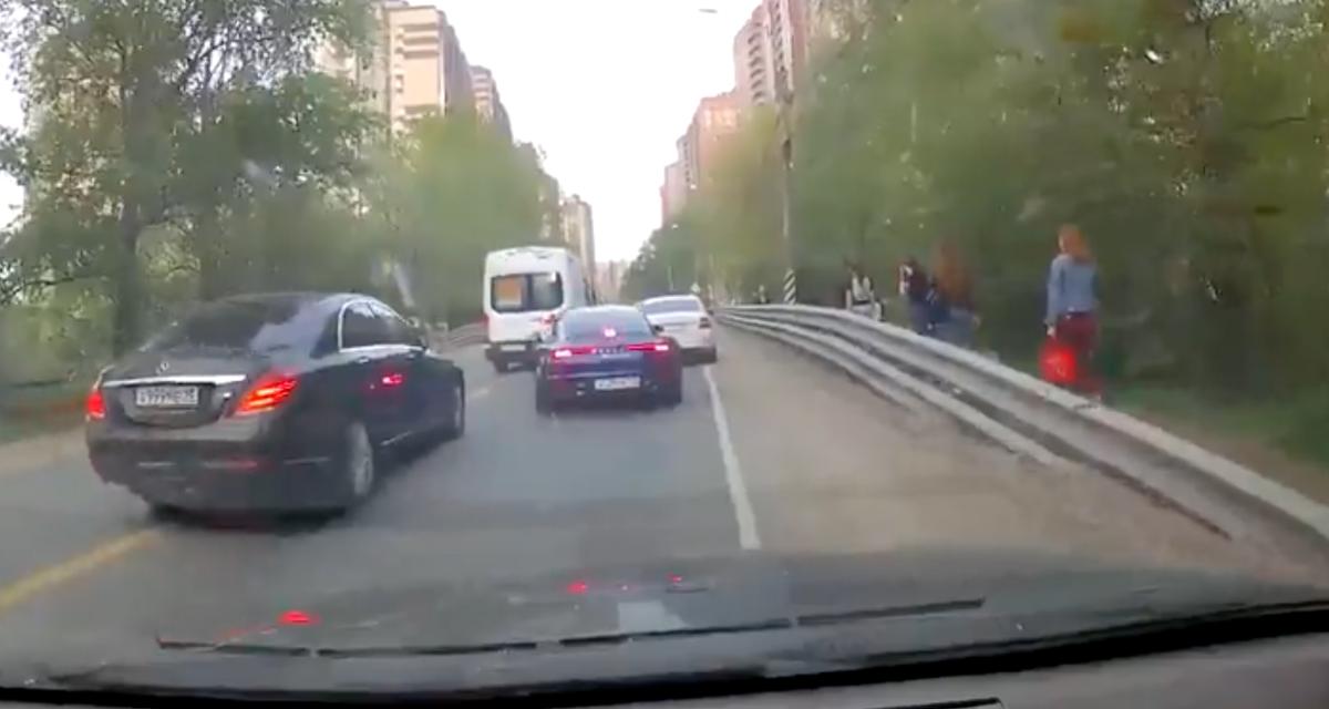 La Mercedes tente d'éviter les embouteillages en suivant une ambulance, cette Porsche l'en empêche