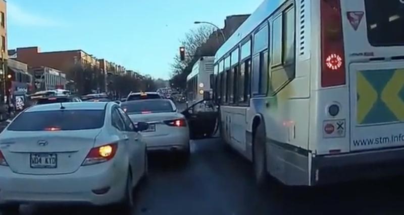  - VIDEO - En descendant de son Uber, ce passager casse la portière contre un bus