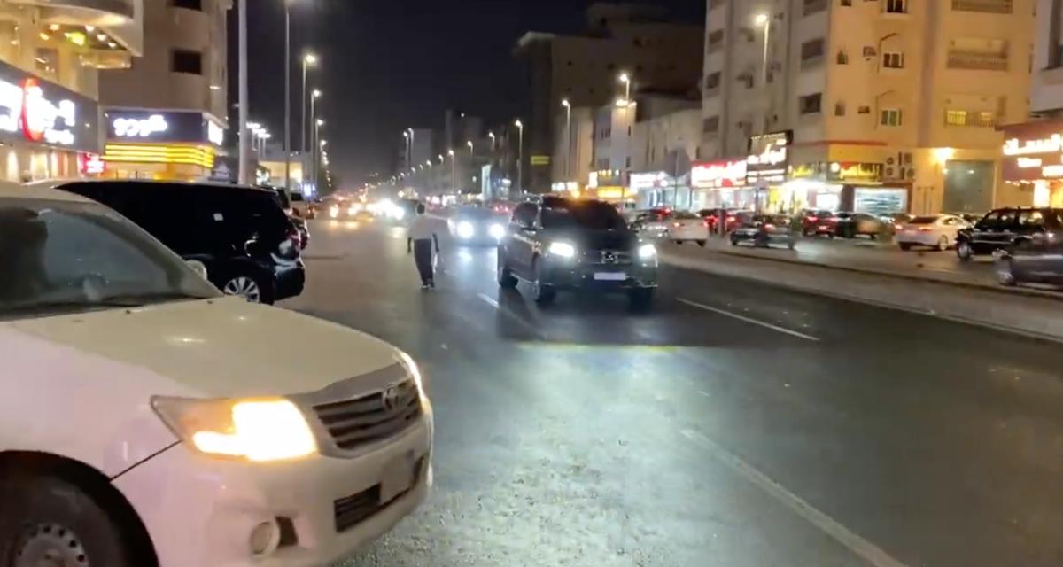 Traverser une rue en Arabie saoudite, l'enfer pour ces journalistes belges !
