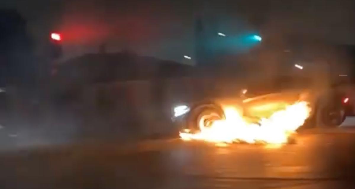 VIDEO - En voulant drifter au-dessus des flammes, il met le feu à son bolide