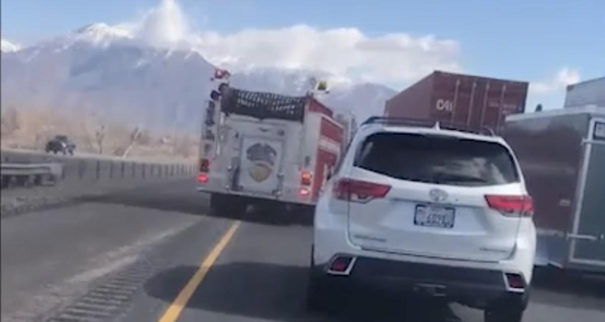 À toute berzingue pour une intervention, le camion de pompiers entraîne neuf voitures avec lui