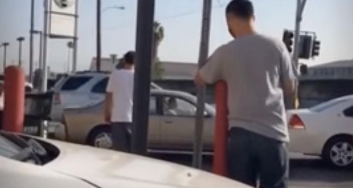 VIDEO - Ce conducteur s'acharne sur la voiture devant lui, mais on ne sait pas pourquoi