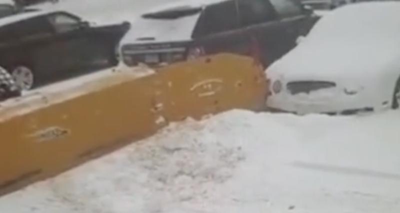 - VIDEO - Le chasse-neige accroche la voiture la plus chère du parking