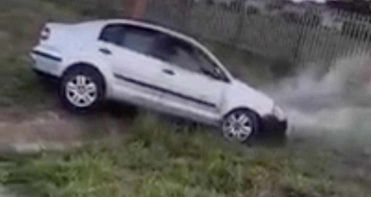 VIDEO - Il réussit à dégager sa voiture d'un sacré guêpier avant d'y replonger