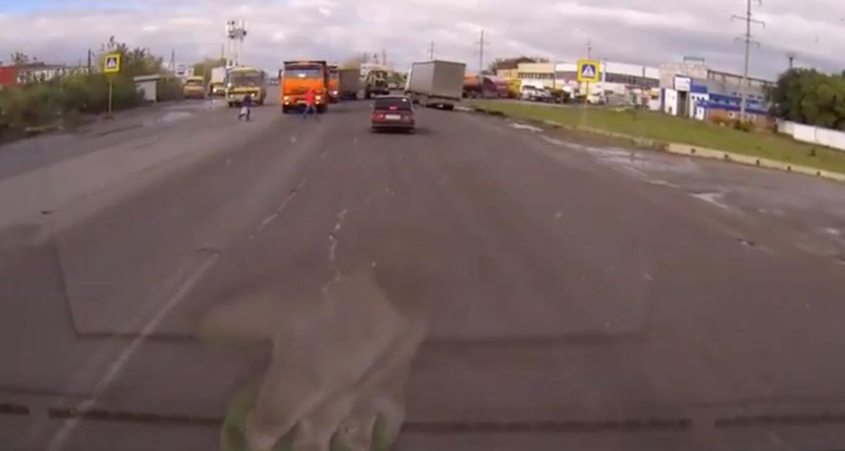 VIDEO - Ces deux piétons ont joué à la roulette russe en traversant cette route