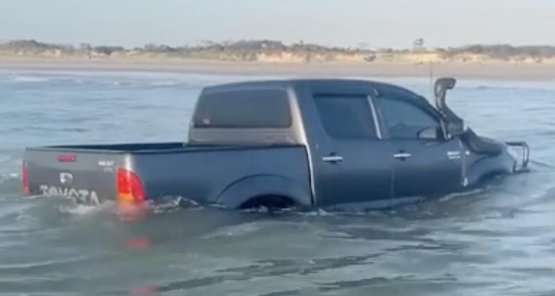 Ce pick-up Toyota s'est fait surprendre par la marée, dommage pour son propriétaire